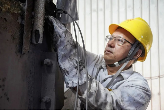 海南礦業員工陳用利:喜報 | 海南礦業員工陳用利被授予“海南省勞動模范稱號”